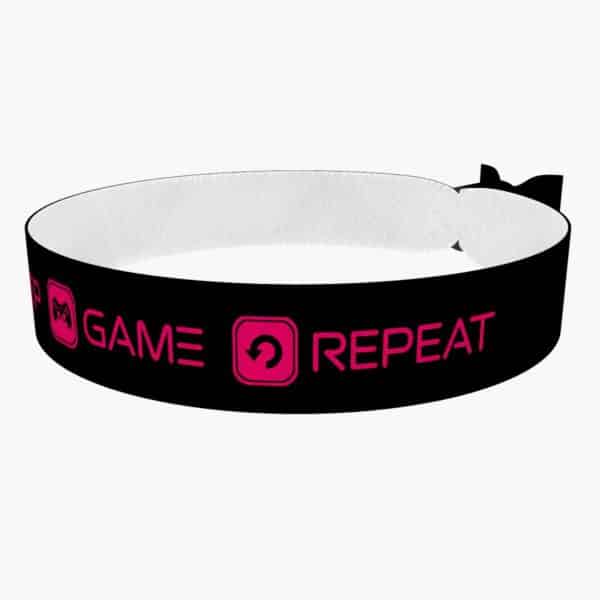 Ansicht von links vorne: Eat Sleep Game Repeat schwarz/pink Stoffarmband