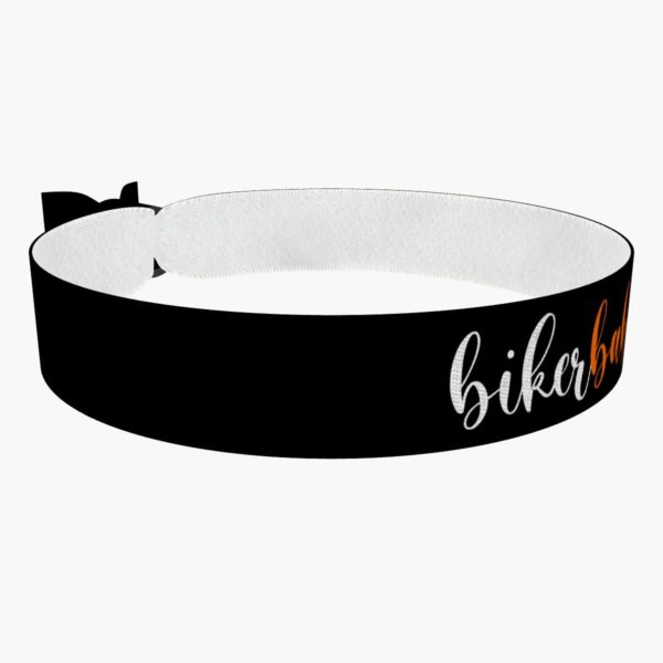 Ansicht von rechts vorne: Bikerbabe schwarz/orange Stoffarmband
