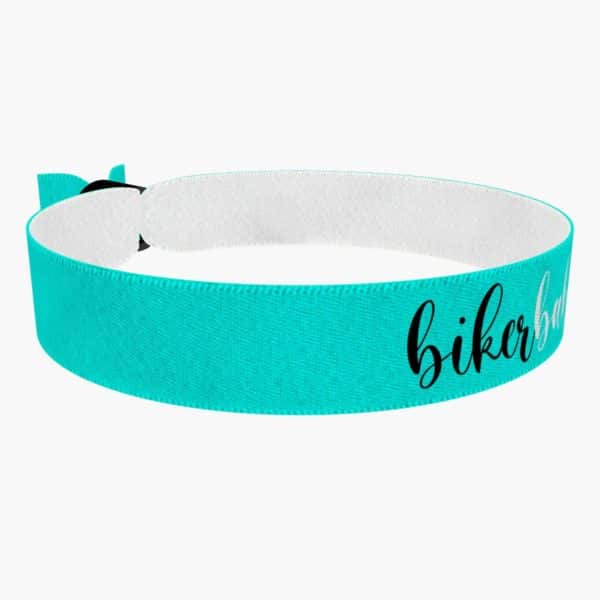 Ansicht von rechts vorne: Bikerbabe blau/weiß Stoffarmband