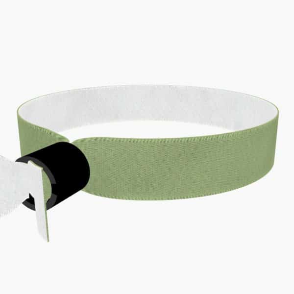Ansicht von rechts hinten: Heart Love Stoffarmband