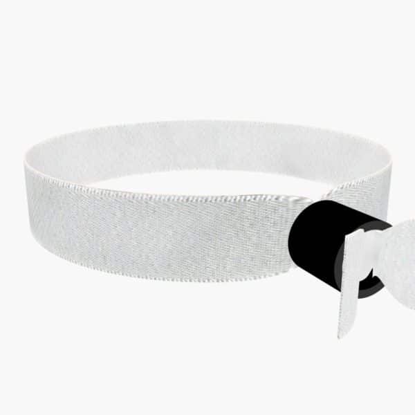 Ansicht von links hinten: LGBTQ Pronoun he/him weiß Stoffarmband