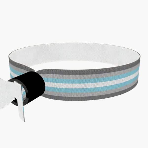 Ansicht von rechts hinten: Demiboy - Love is Love weiß Stoffarmband