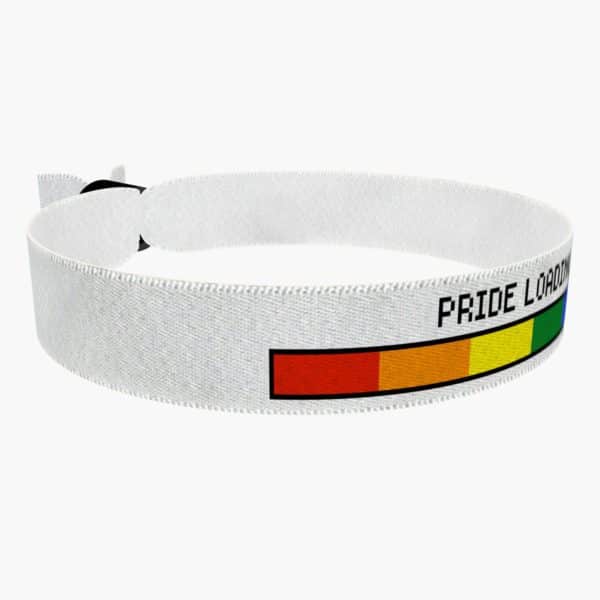 Ansicht von rechts vorne: Pride Loading weiß Stoffarmband