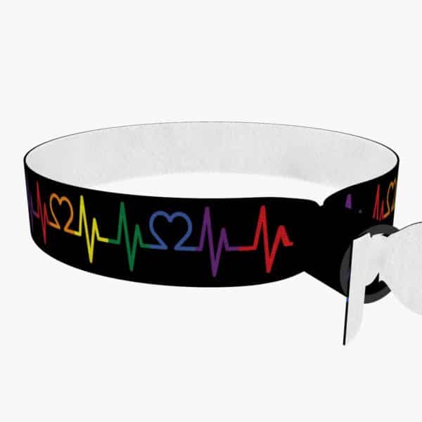 Ansicht von links hinten: LGBTQ Heartbeat schwarz Stoffarmband