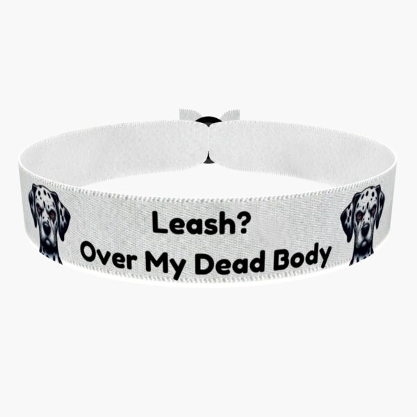 Ansicht von vorne: Stoffarmband mit Hundemotiv Over My Dead Body für Hundeliebhaber