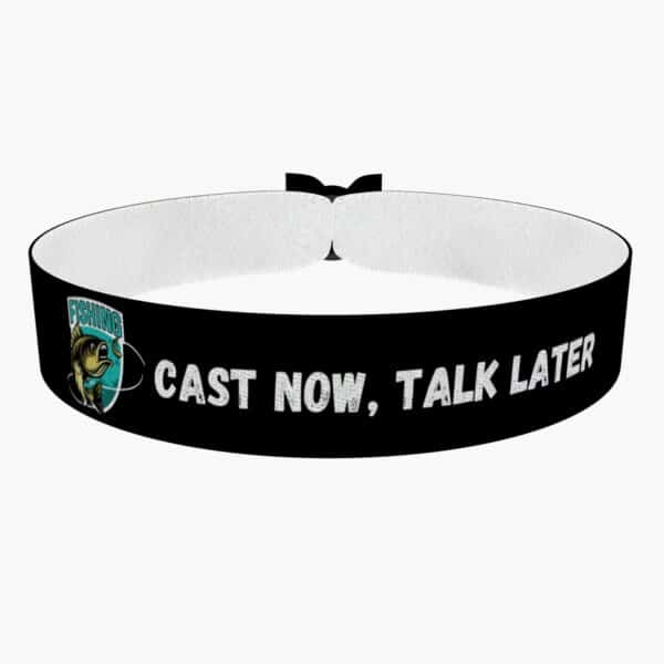 Ansicht von vorne: Stoffarmband Fishing Cast Now Talk Later für Angler
