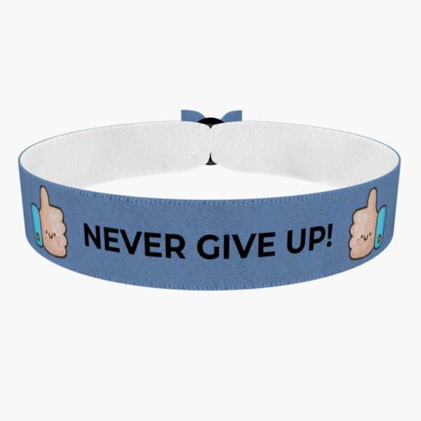 Ansicht von vorne: Stoffarmband mit Motiv Never Give Up für Motivation und Inspiration