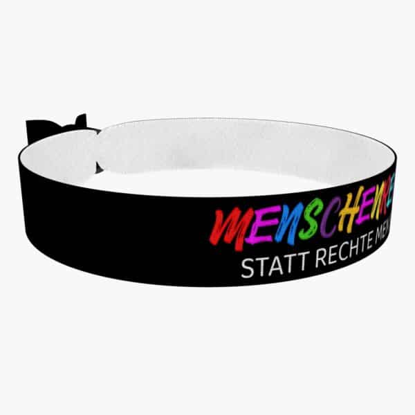 Ansicht von rechts vorne: Menschenrechte statt rechte Menschen Stoffarmband schwarz