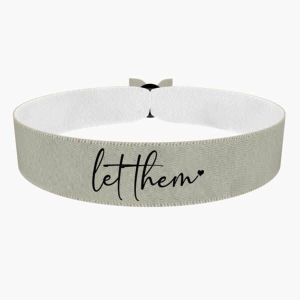 Ansicht von vorne: Let Them Stoffarmband