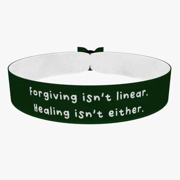 Ansicht von vorne: Forgiving isn’t linear. Healing isn’t either Stoffarmband