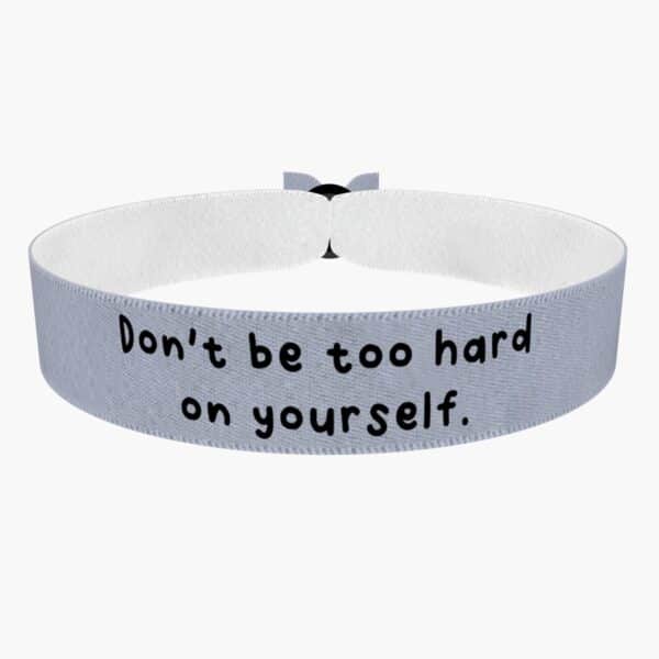 Ansicht von vorne: Don’t be too hard on yourself Stoffarmband