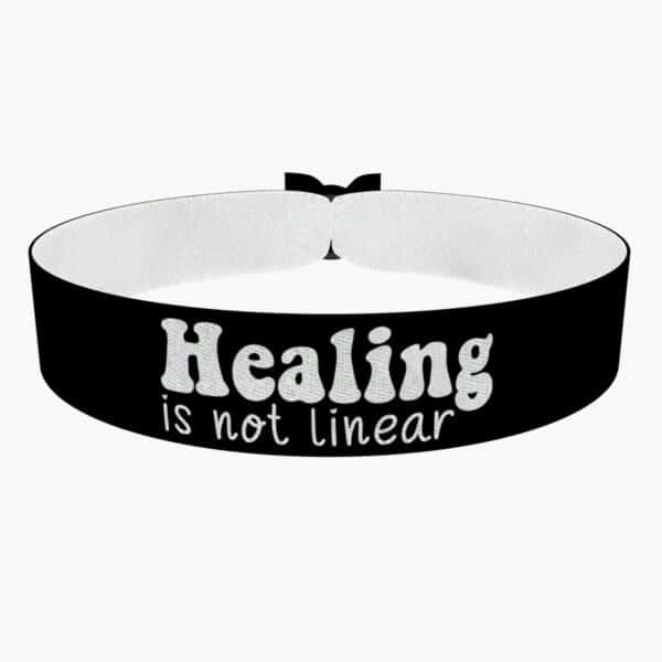 Ansicht von vorne: Healing is not linear Stoffarmband
