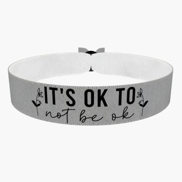 Ansicht von vorne: It’s ok to not be ok Stoffarmband